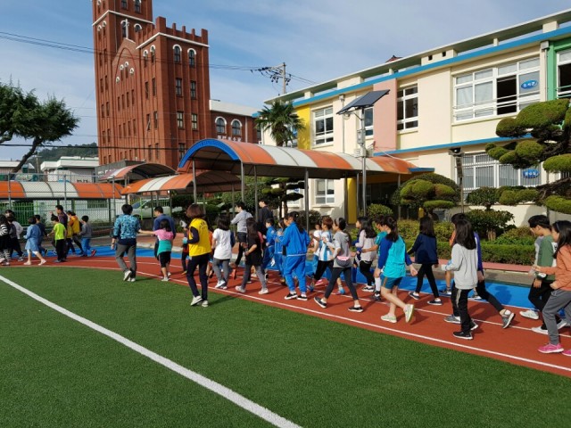 사본 -통영시보건소, 걷기지도자와 함께한 초등학교 워킹스쿨 종료.jpg