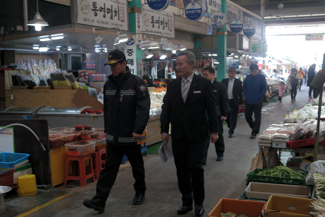 언론제공(왼쪽, 이상규 경남소방본부장).jpg