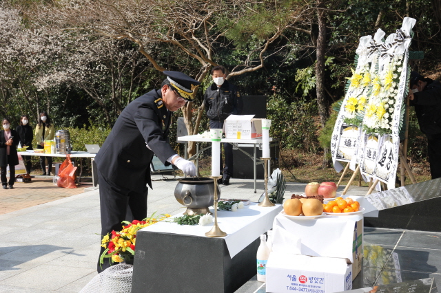 [크기변환](200222) 통영해경, 순직 해경·해군 159위 제46주년 위령제 헌화 (사진2).JPG