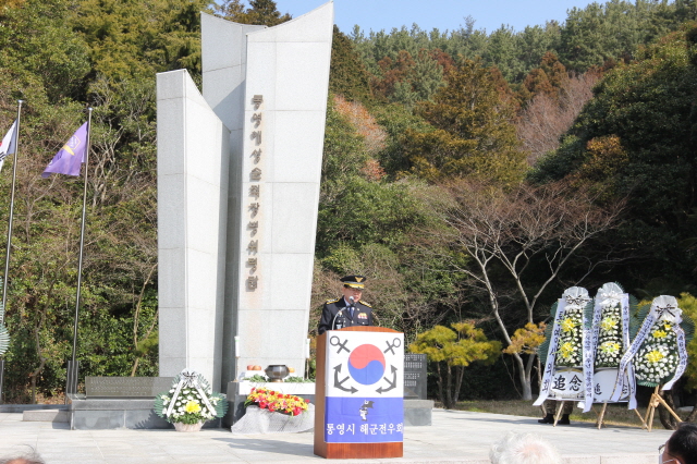 [크기변환](200222) 통영해경, 순직 해경·해군 159위 제46주년 위령제 헌화 (사진3).JPG