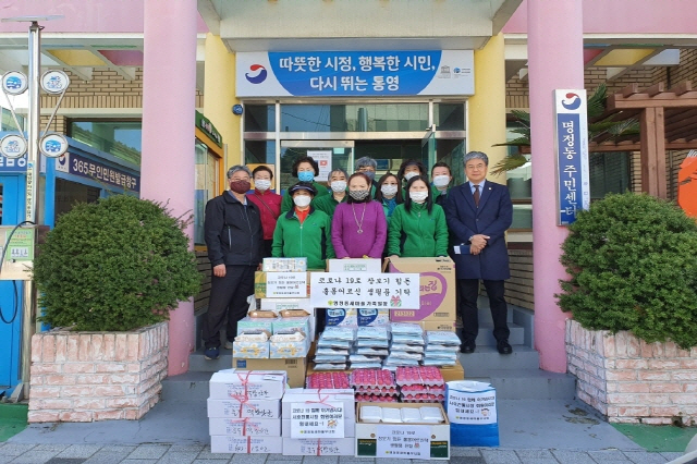 [포맷변환]111111명정동새마을부녀회, 홀로어르신 생필품 전달-홀로어르신 기프트박스 전달.jpg