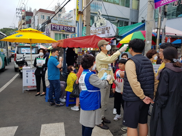 [크기변환]1.통영시, 코로나19 남다른 대응 돋보였다-중앙시장 캠페인2.jpg