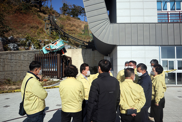 11.30 - 통영시의회 욕지섬 모노레일 탈선 사고 현장 방문 1.jpg