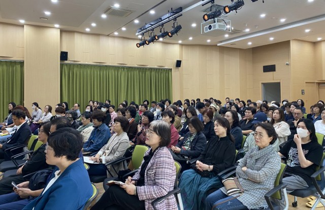 10.17 - 통영RCE 세자트라숲에서 진행된 「통영시민과 함께하는 명사초청강연」, 고미숙 작가 2.jpg
