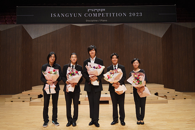 왼쪽부터 자루이 청(4위), 정규빈(1위), 김송현(2위), 선율(3위), 미소라 오자키(윤이상특별상) IMG_2104.JPG